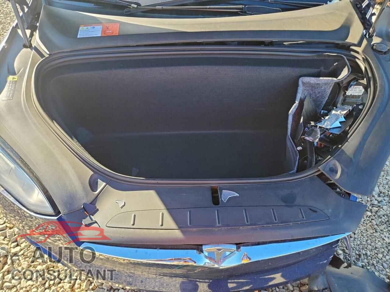 TESLA MODEL X 2018 - 5YJXCAE21JF092003
