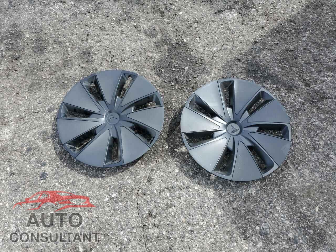 TESLA MODEL 3 2025 - 5YJ3E1EA4SF884146