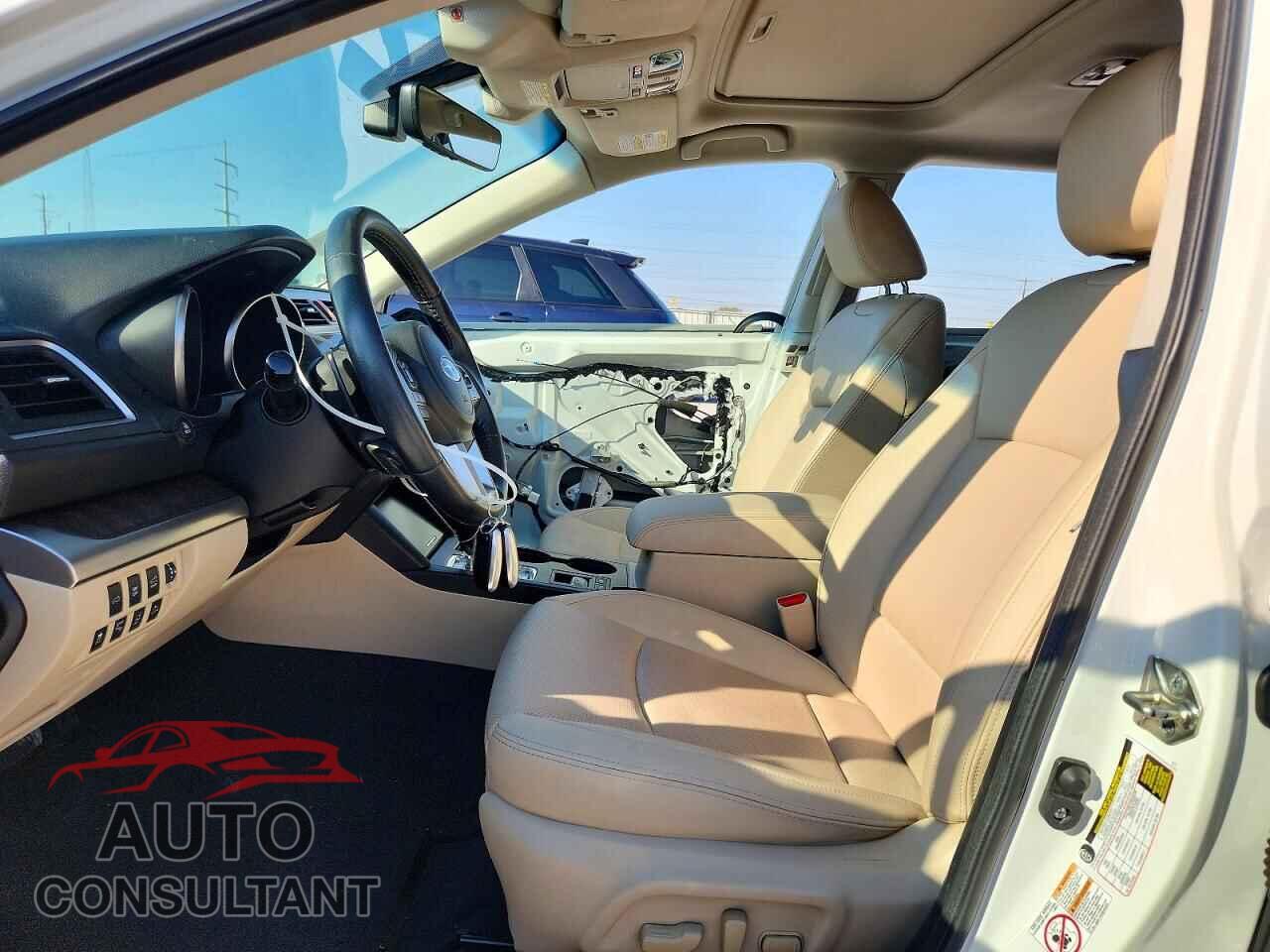 SUBARU OUTBACK 2017 - 4S4BSENC1H3207733