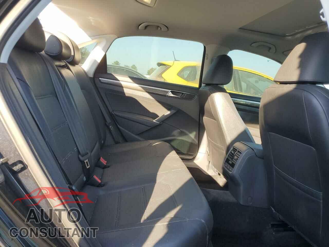 VOLKSWAGEN PASSAT 2017 - 1VWGT7A39HC012971