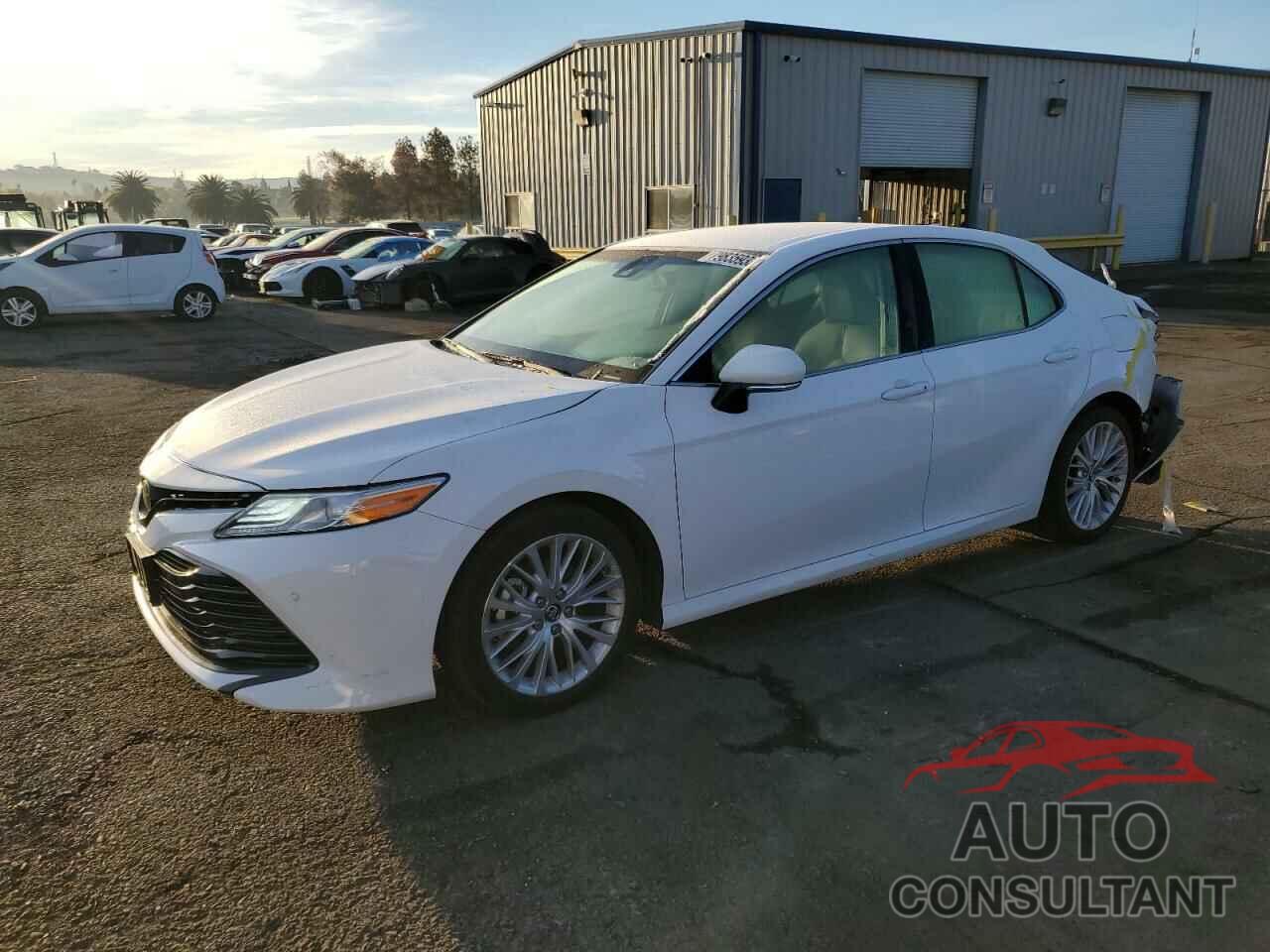 TOYOTA CAMRY 2018 - 4T1B11HK3JU515775