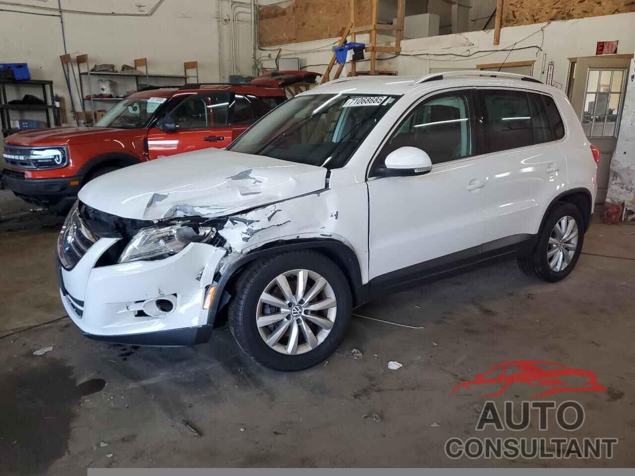VOLKSWAGEN TIGUAN 2011 - WVGBV7AX0BW560580