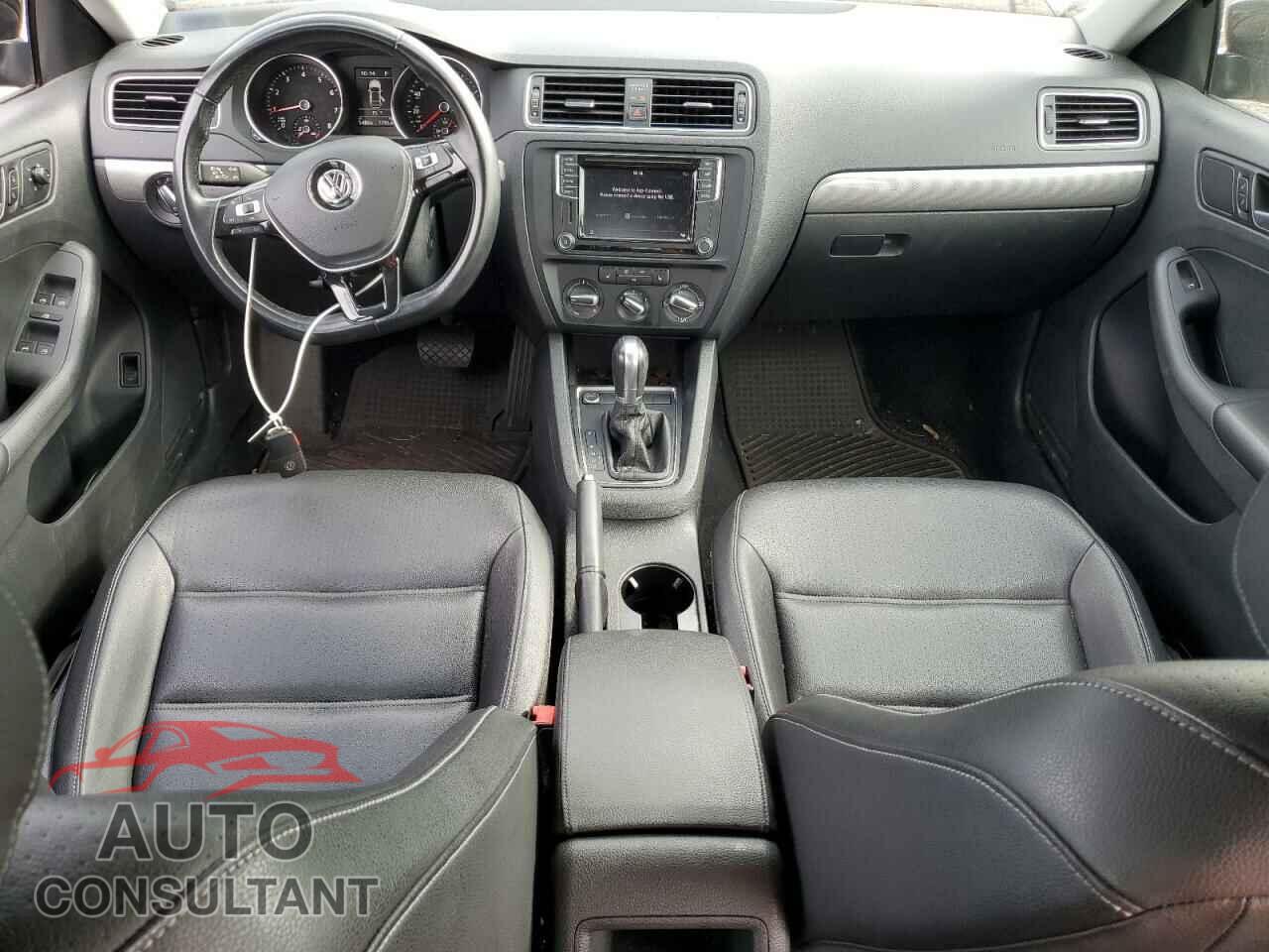 VOLKSWAGEN JETTA 2018 - 3VWDB7AJ8JM263411