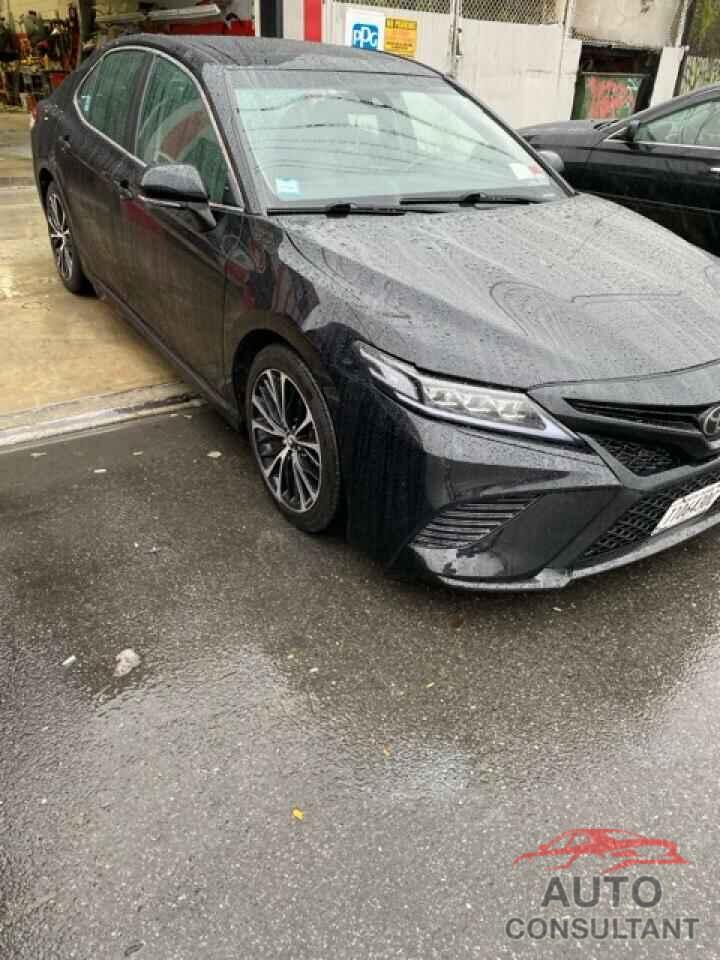 TOYOTA CAMRY 2018 - 4T1B11HK2JU051880