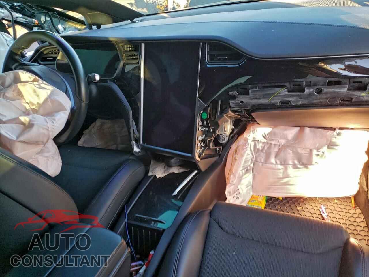 TESLA MODEL X 2018 - 5YJXCBE21JF130125
