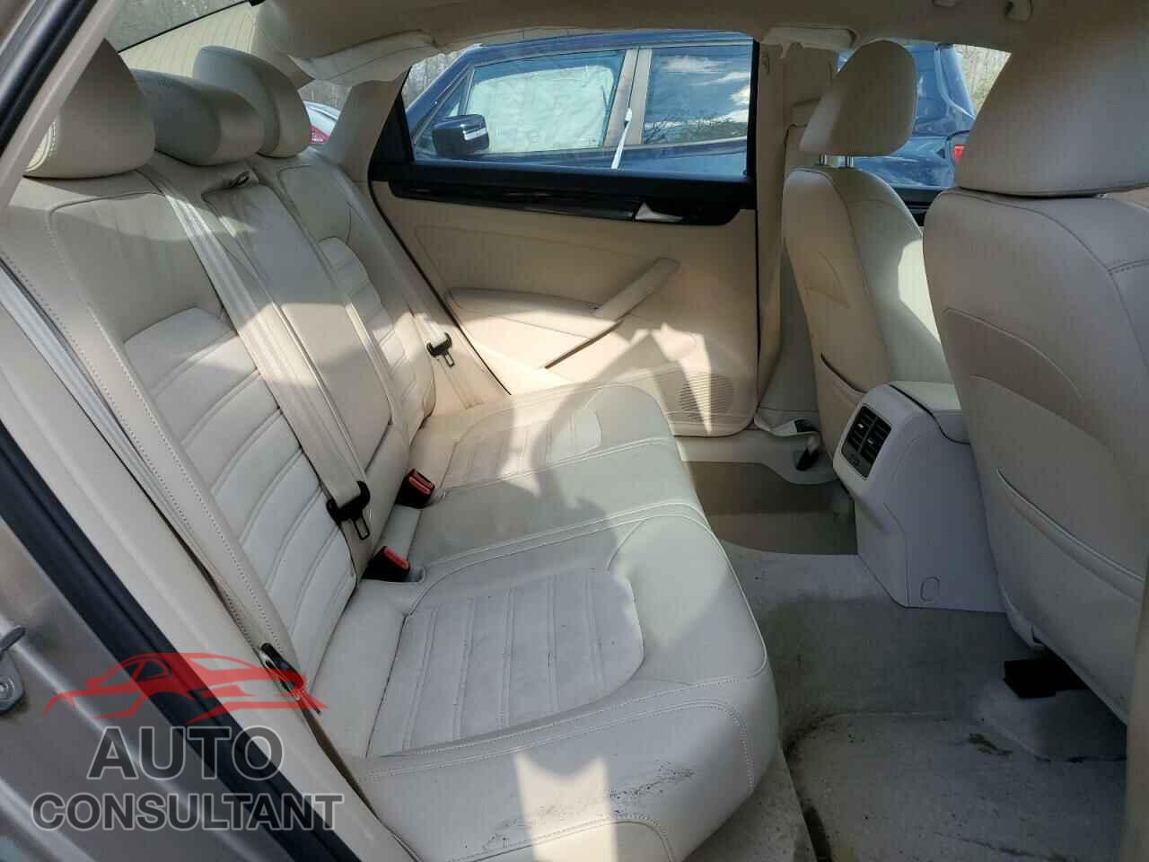 VOLKSWAGEN PASSAT 2015 - 1VWCV7A38FC055316