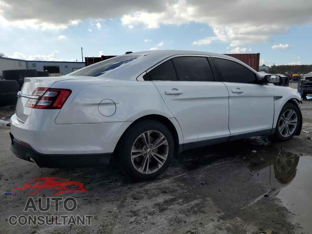 FORD TAURUS 2018 - 1FAHP2E85JG107052