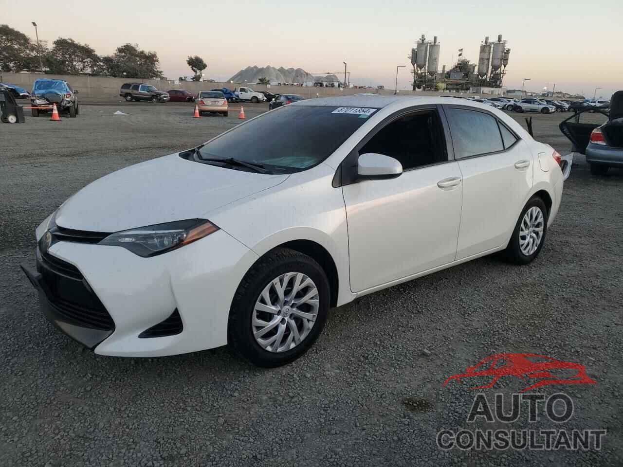 TOYOTA COROLLA 2018 - 5YFBURHE8JP799485