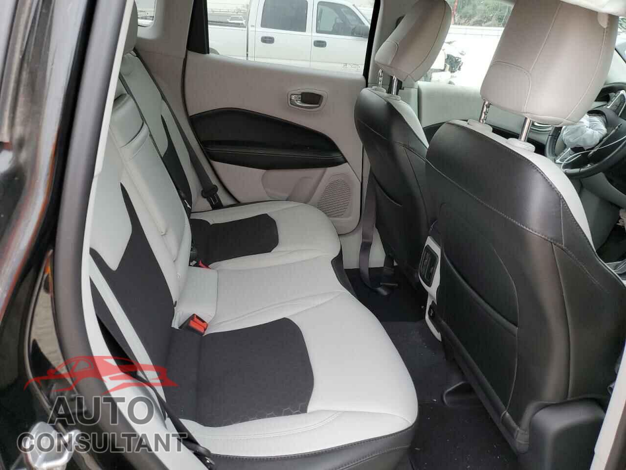 JEEP COMPASS 2018 - 3C4NJCBB7JT368411