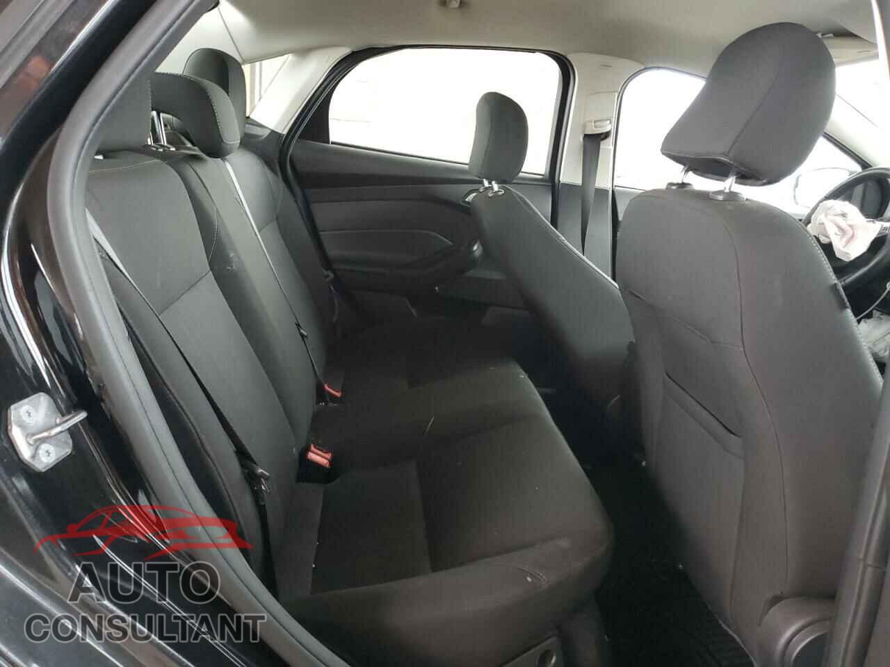 FORD FOCUS 2015 - 1FADP3F26FL347157