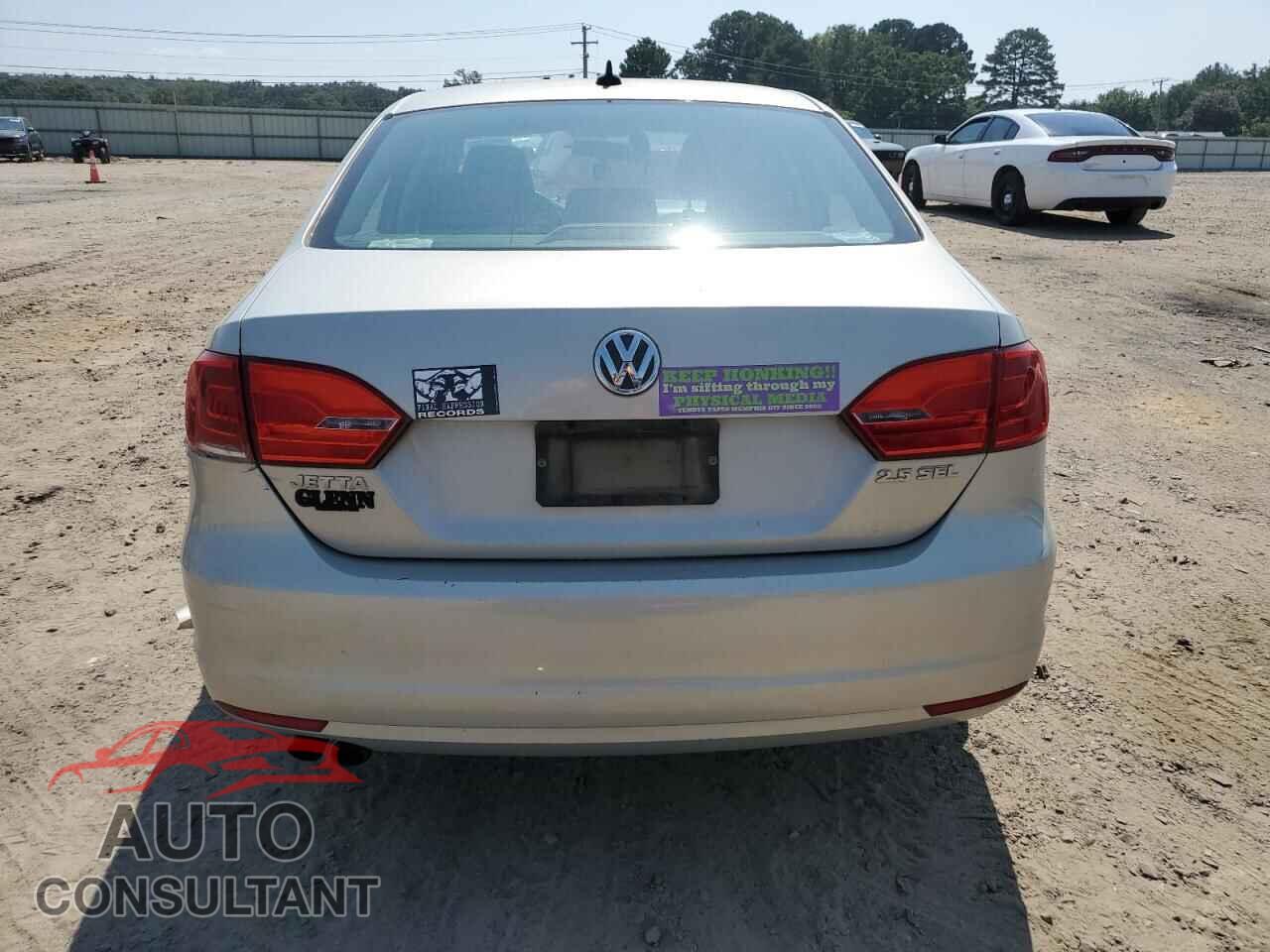 VOLKSWAGEN JETTA 2011 - 3VWLX7AJ8BM372076
