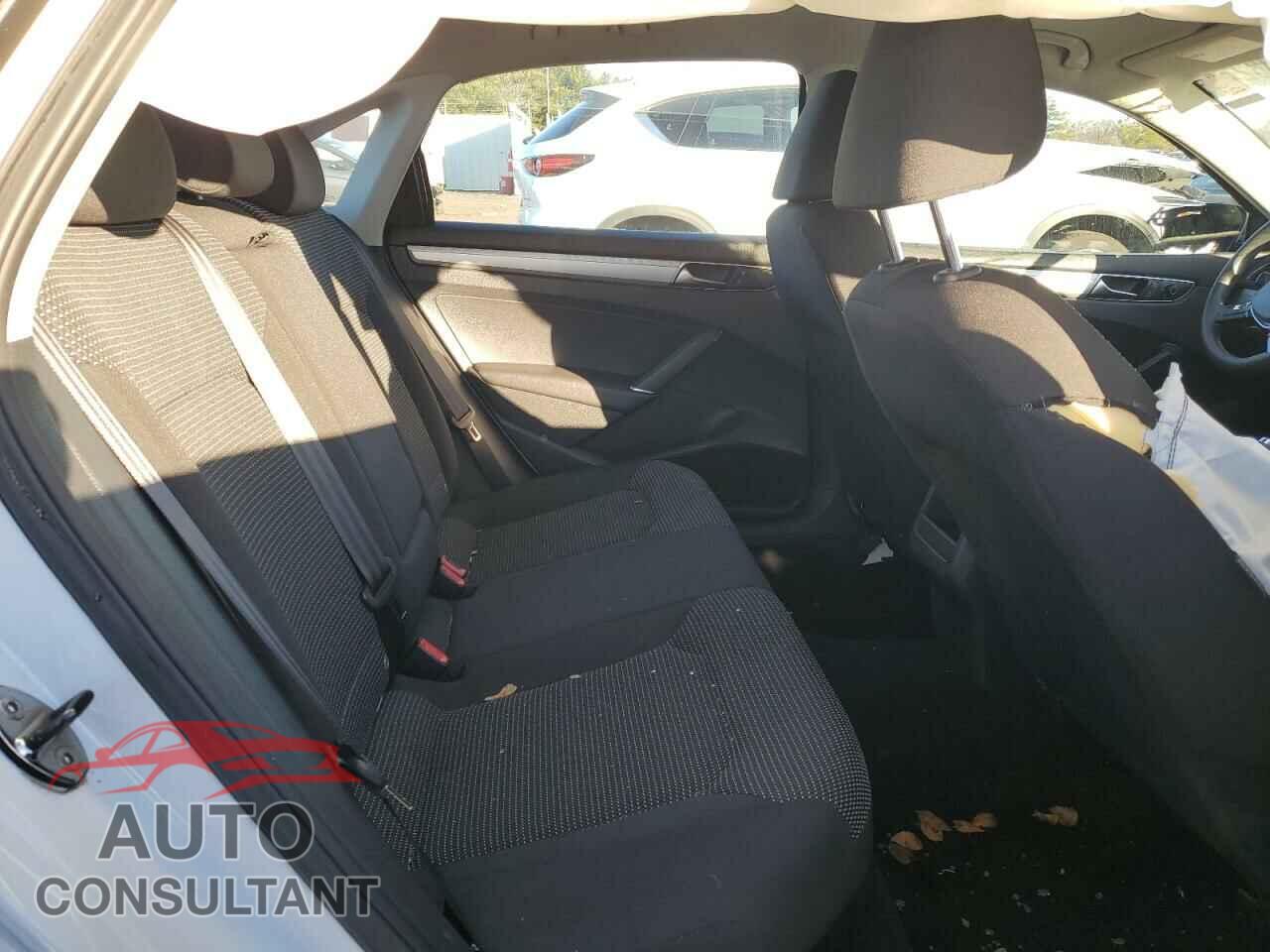 VOLKSWAGEN PASSAT 2017 - 1VWAT7A37HC040645
