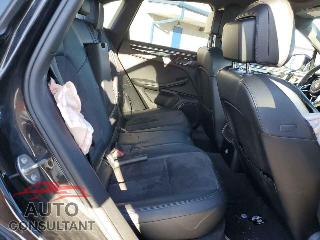 PORSCHE MACAN 2016 - WP1AB2A54GLB40001