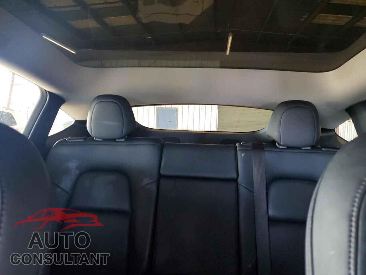 TESLA MODEL Y 2021 - 5YJYGAEE4MF239583