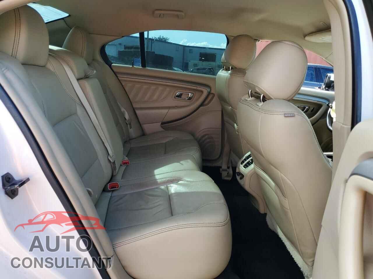 FORD TAURUS 2018 - 1FAHP2E85JG107052