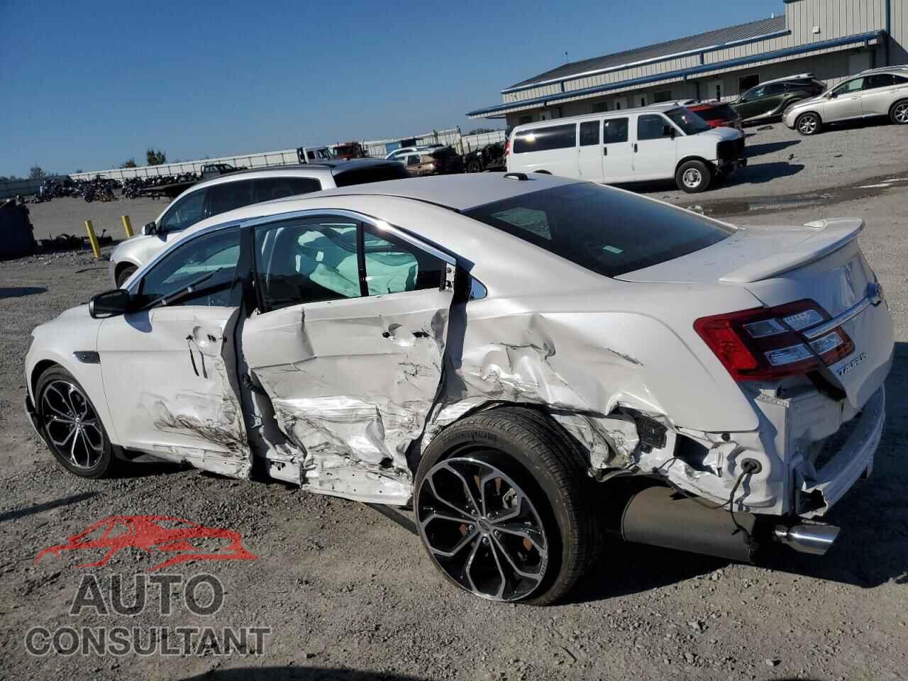 FORD TAURUS 2018 - 1FAHP2KT3JG118480