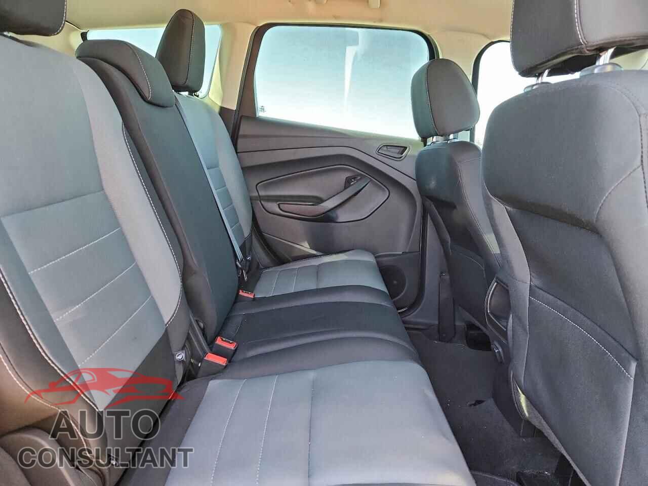 FORD ESCAPE 2017 - 1FMCU0F7XHUC00700