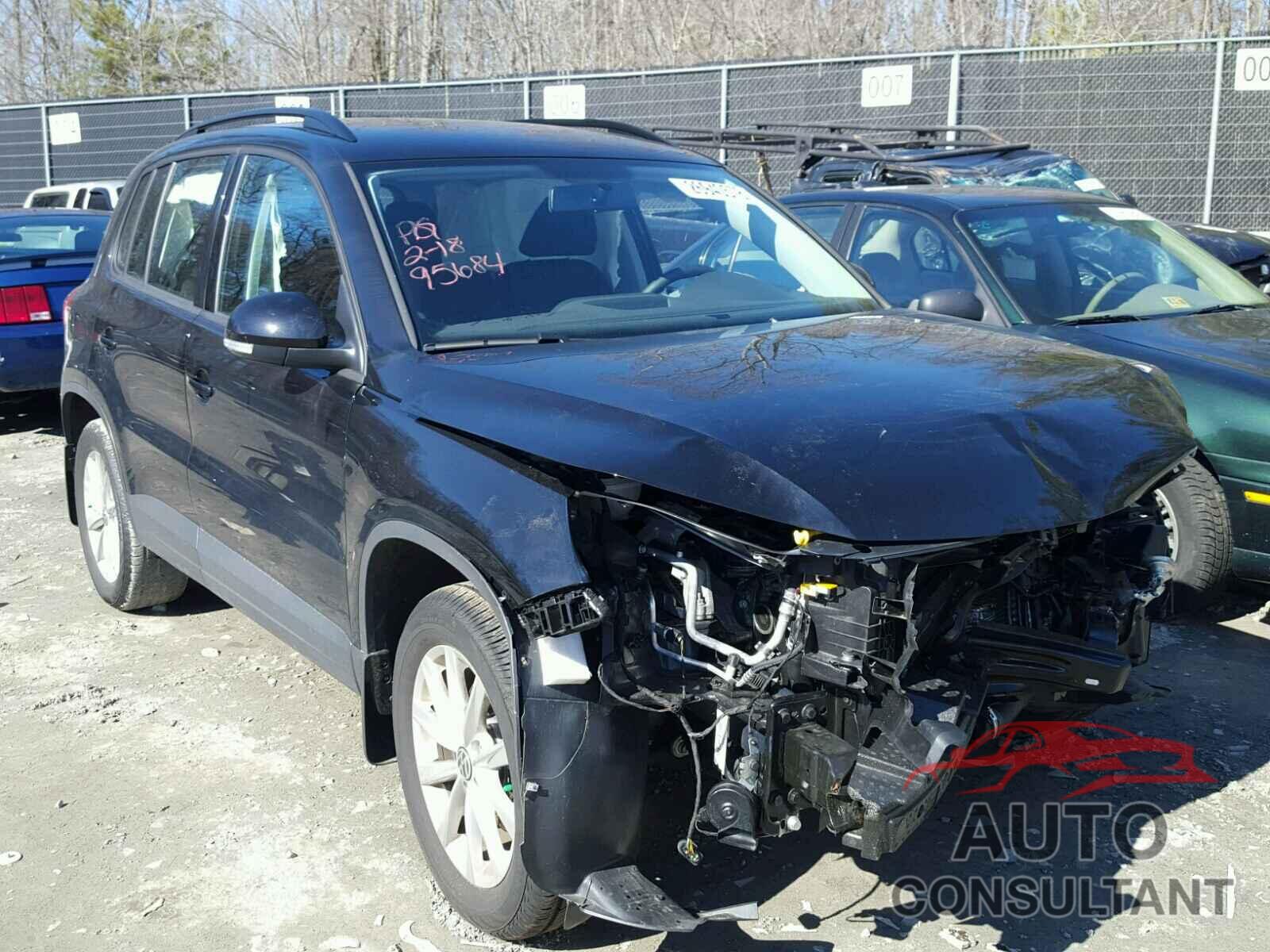 VOLKSWAGEN TIGUAN 2017 - WVGAV7AX5HK047465