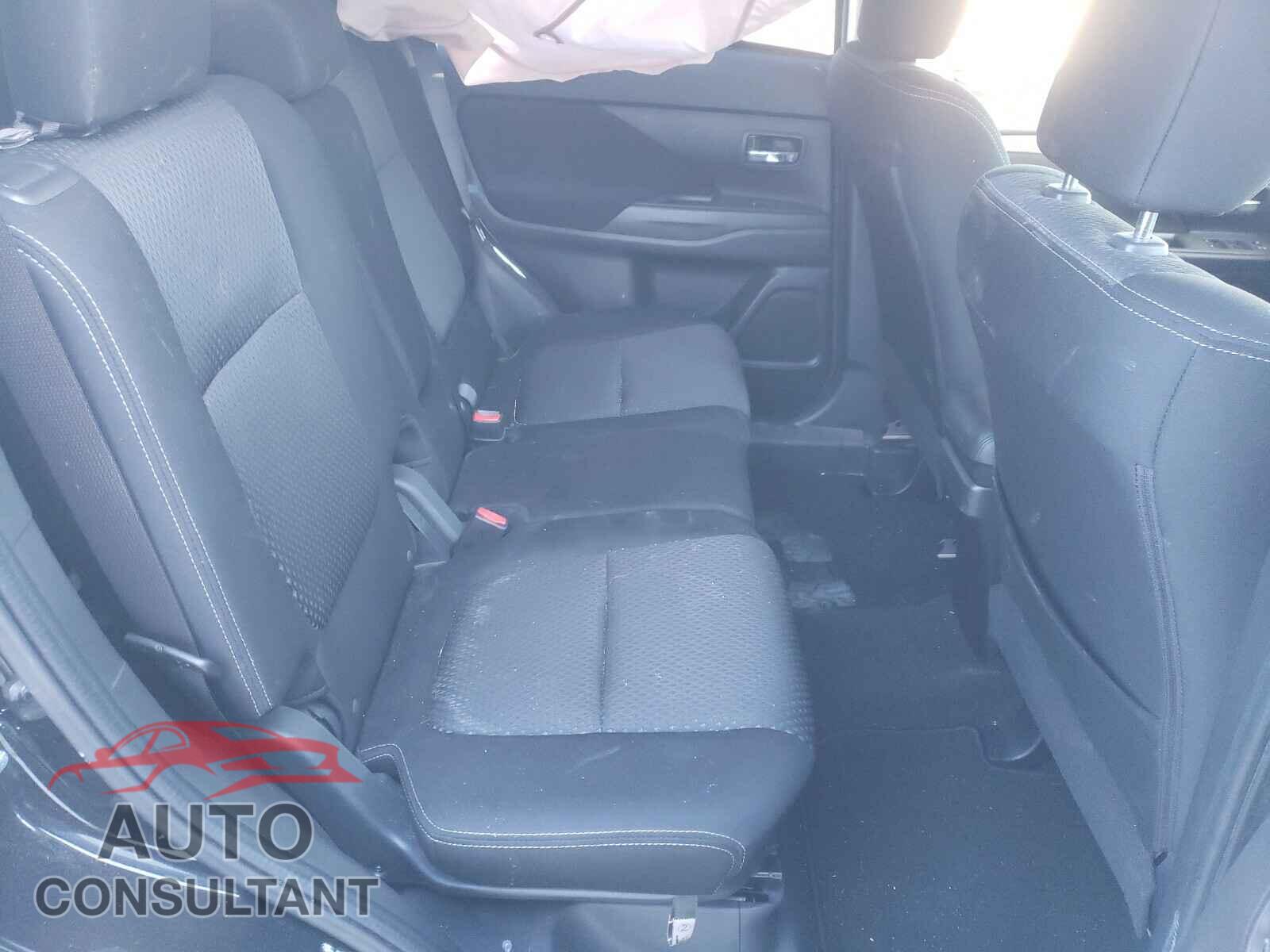 MITSUBISHI OUTLANDER 2017 - JA4AD2A37HZ018817