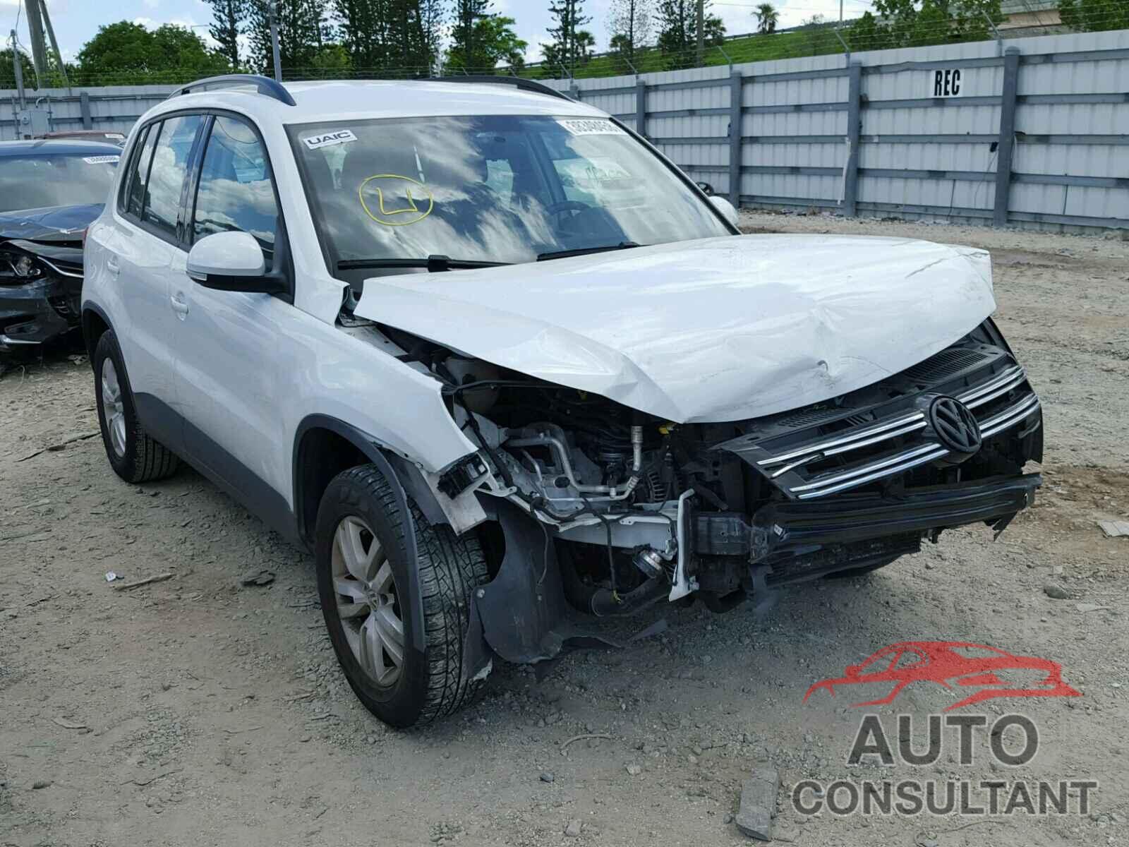 VOLKSWAGEN TIGUAN S 2015 - WVGAV7AX5FW611587