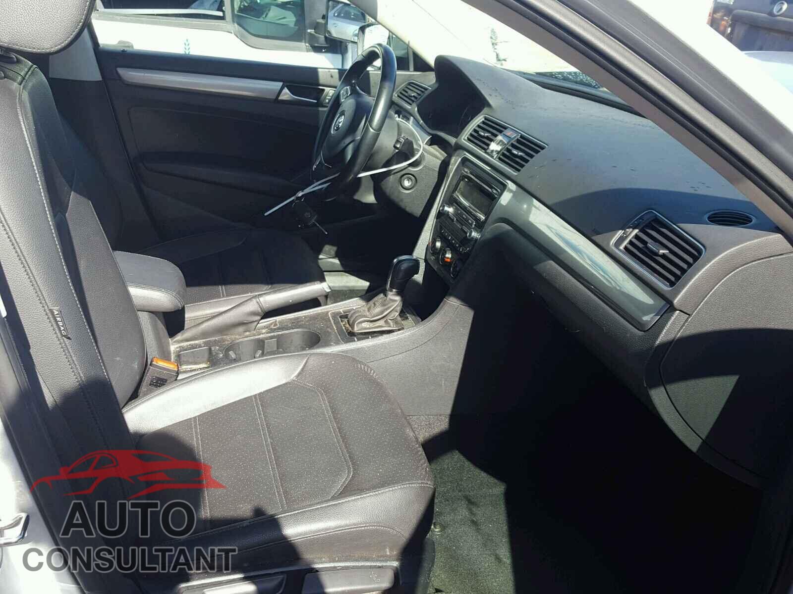 VOLKSWAGEN PASSAT 2015 - 1VWAT7A32FC080290