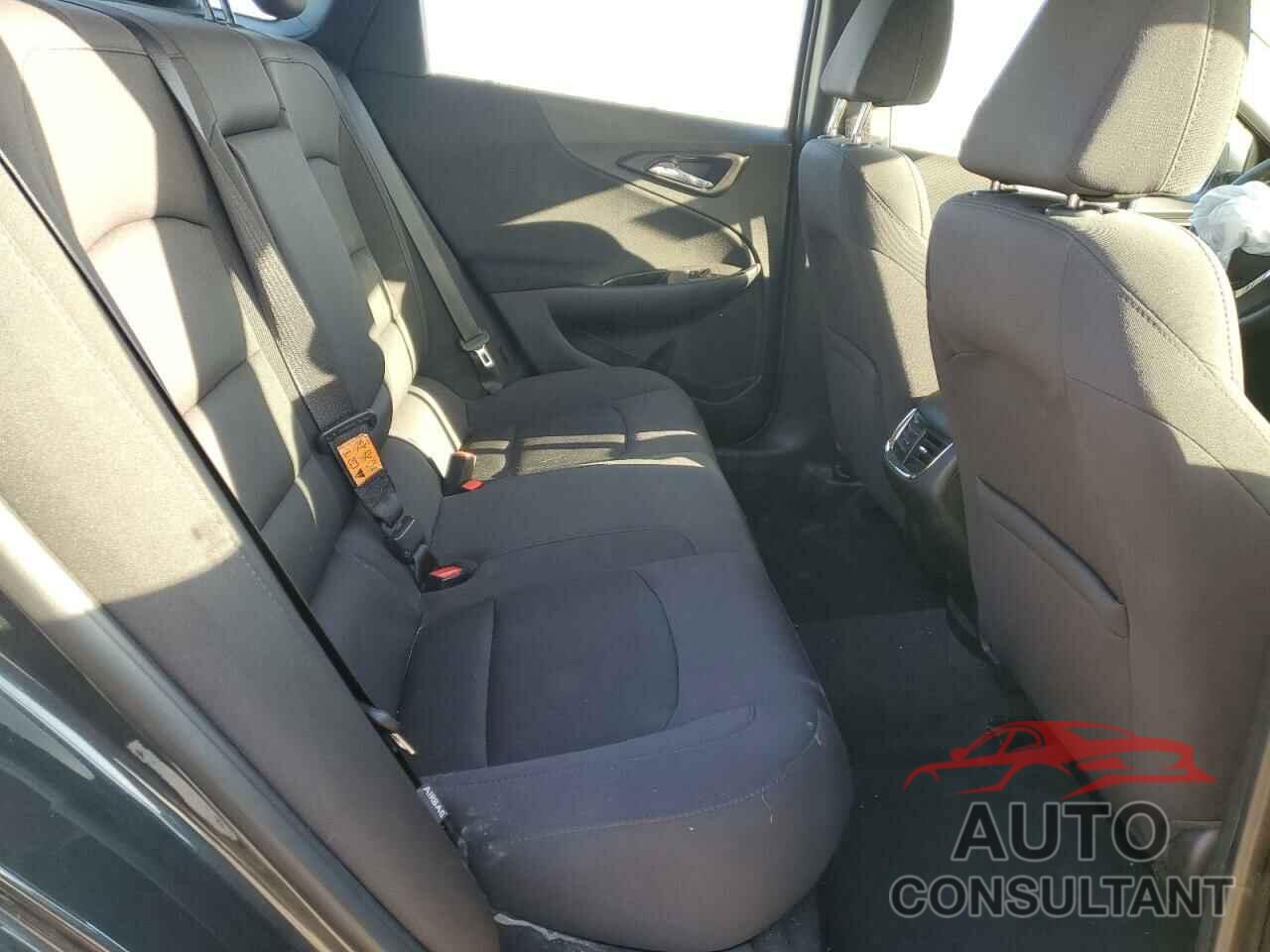 CHEVROLET MALIBU 2017 - 1G1ZE5ST4HF258570