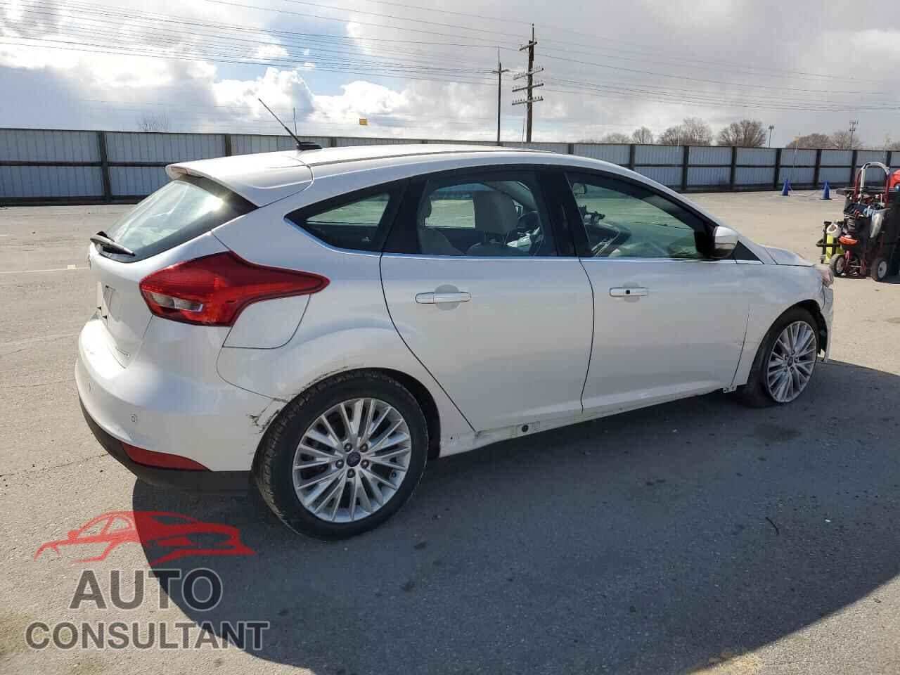 FORD FOCUS 2015 - 1FADP3N25FL211247