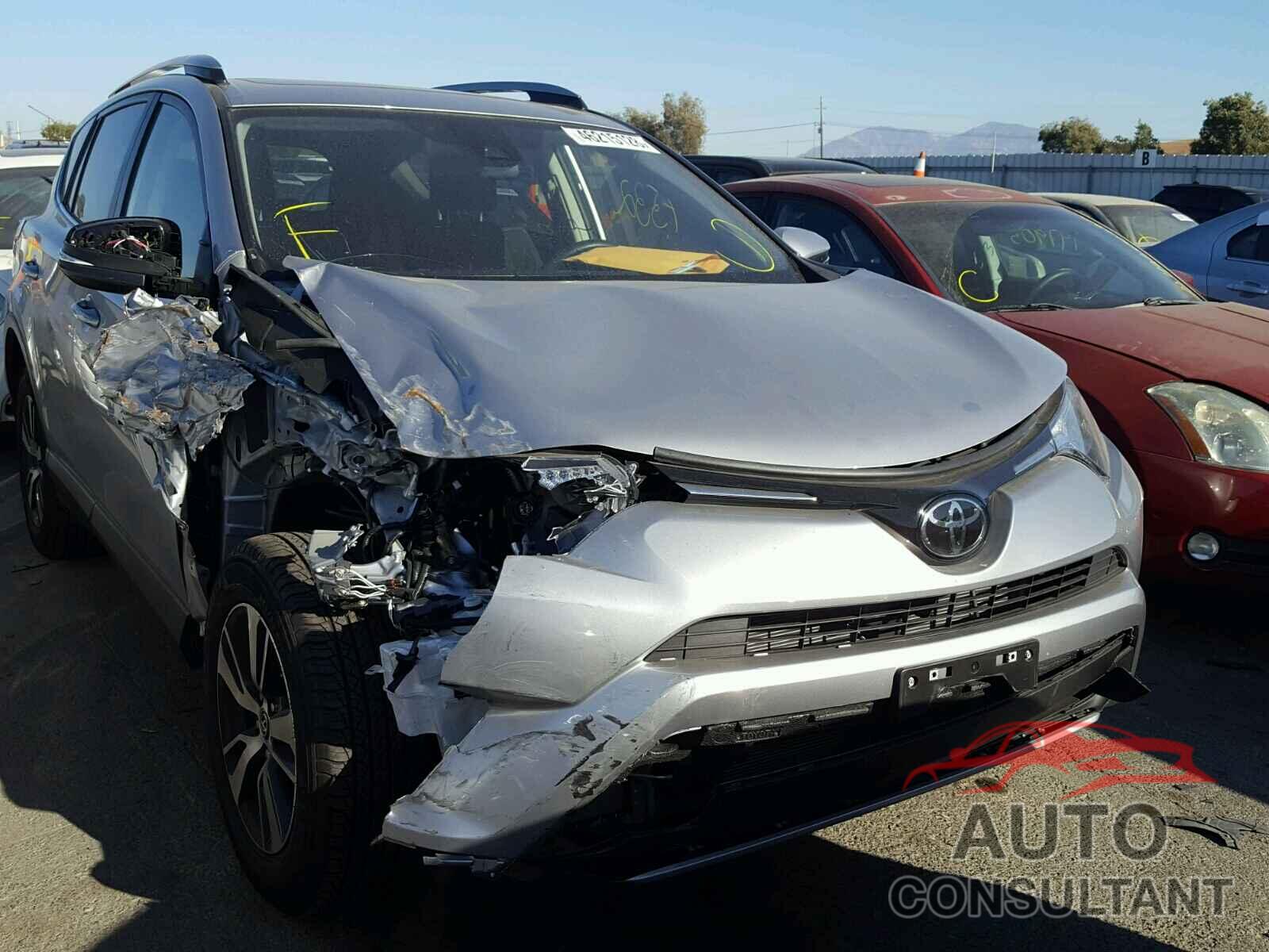 TOYOTA RAV4 XLE 2018 - JTMWFREV8JD116204