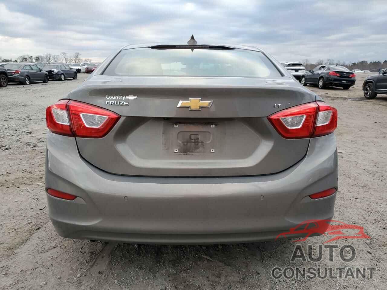 CHEVROLET CRUZE 2018 - 1G1BE5SMXJ7137200