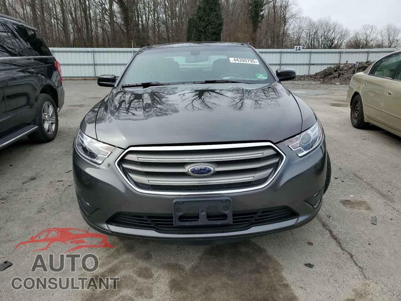 FORD TAURUS 2018 - 1FAHP2E89JG136196