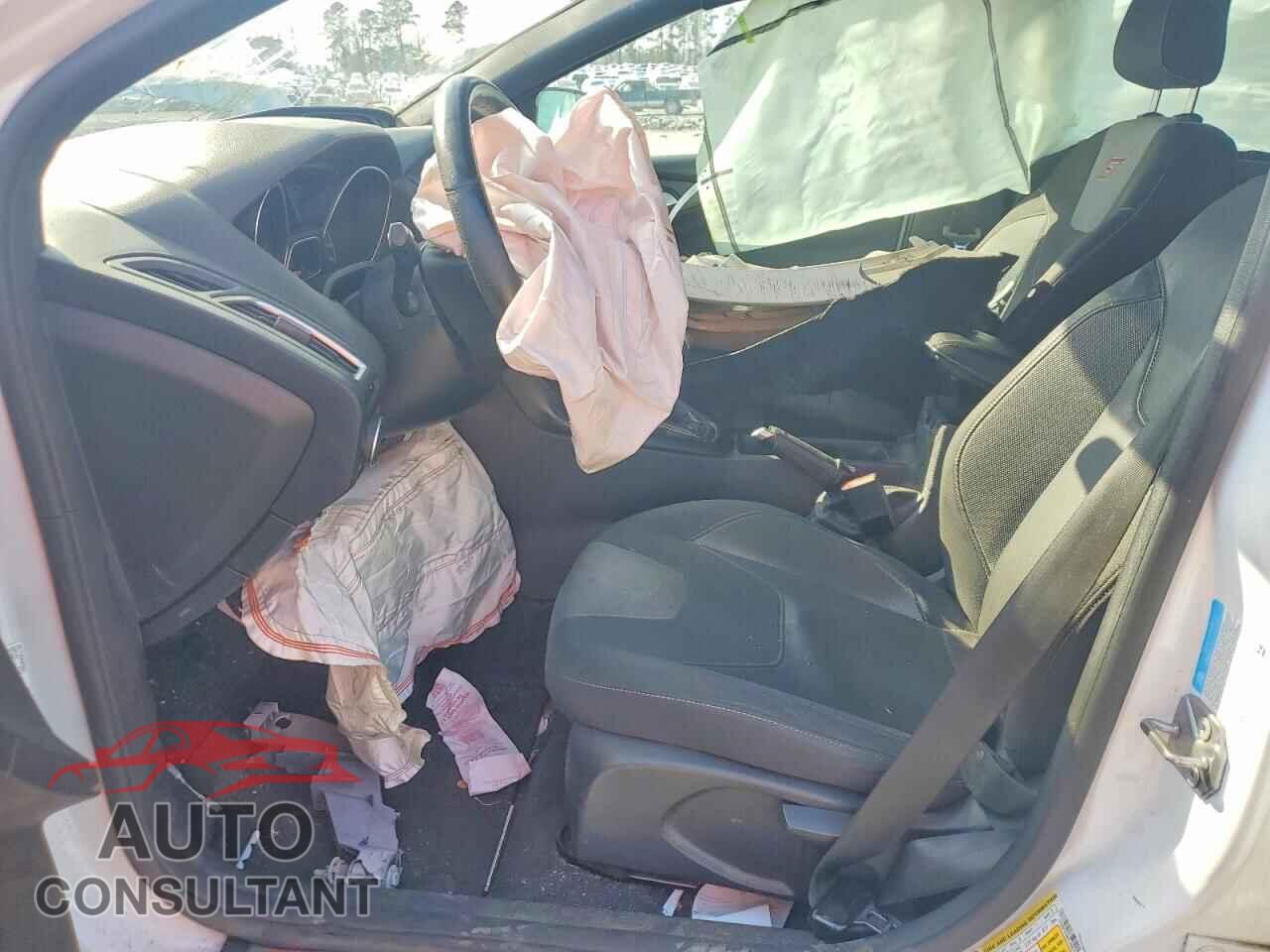 FORD FOCUS 2015 - 1FADP3L93FL259331