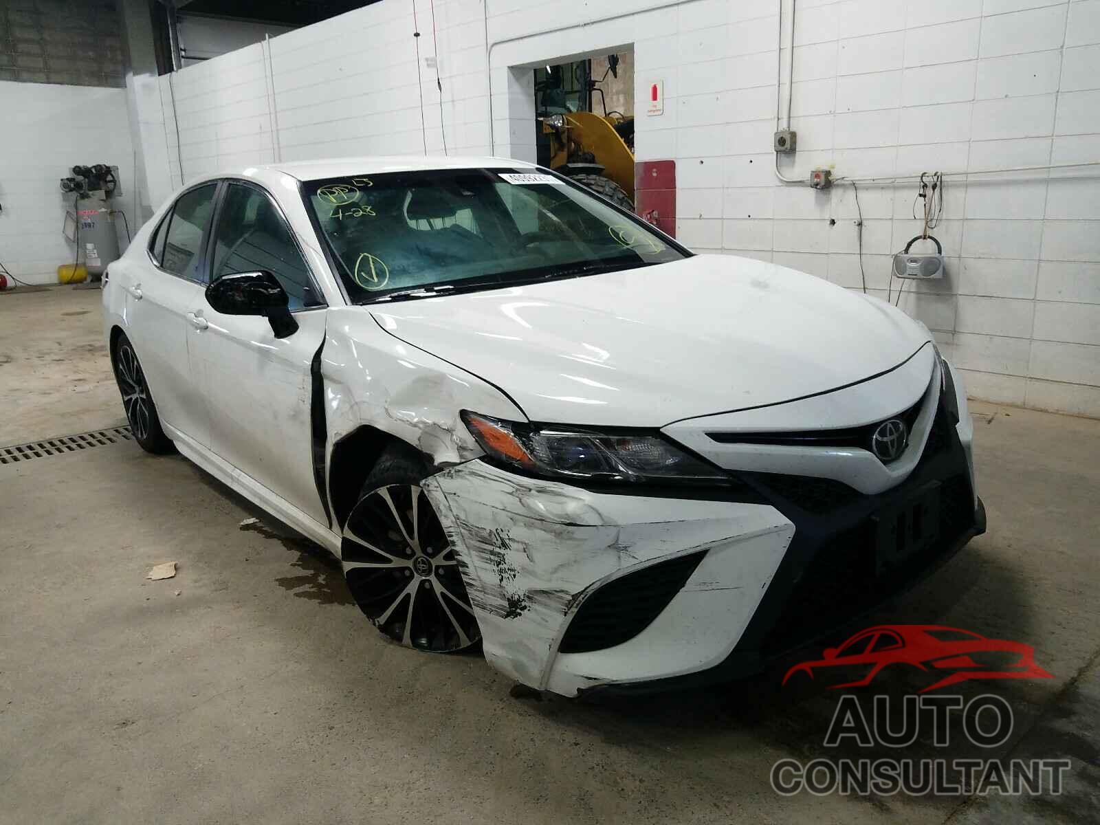 TOYOTA CAMRY 2018 - 4T1B11HK4JU534772