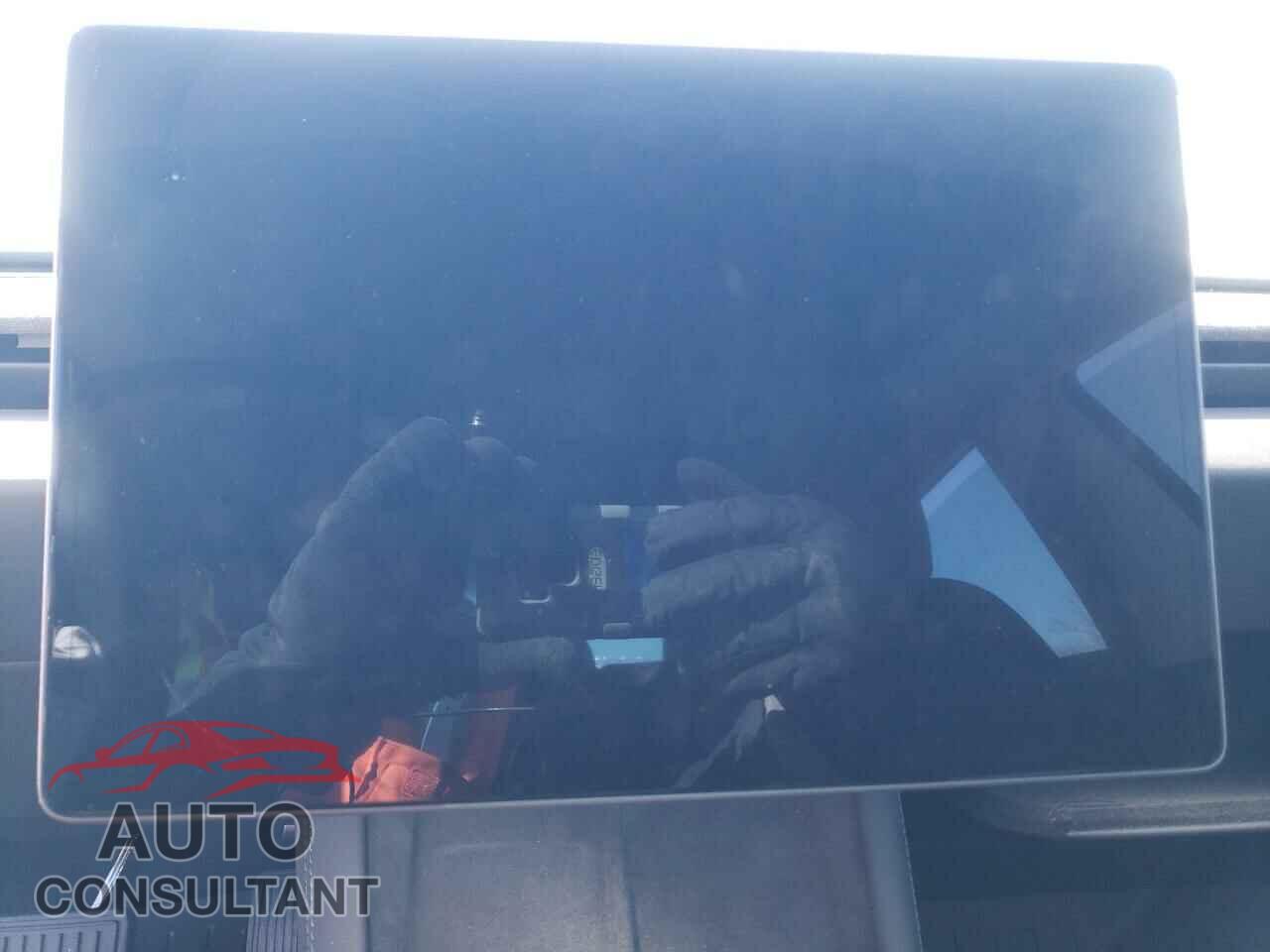 TESLA MODEL 3 2024 - 5YJ3E1EBXRF811947