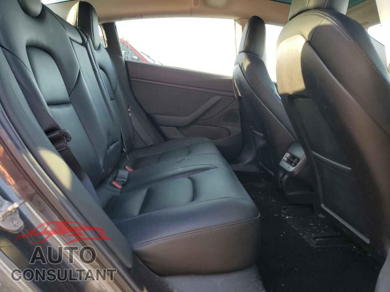 TESLA MODEL 3 2019 - 5YJ3E1EB8KF208579