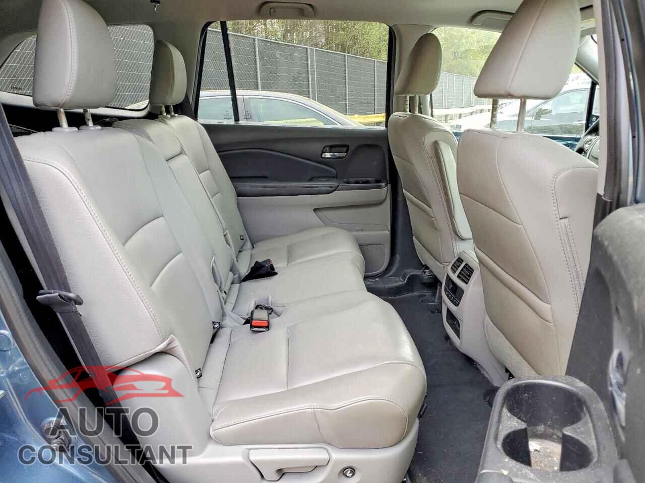 HONDA PILOT 2017 - 5FNYF6H61HB072139