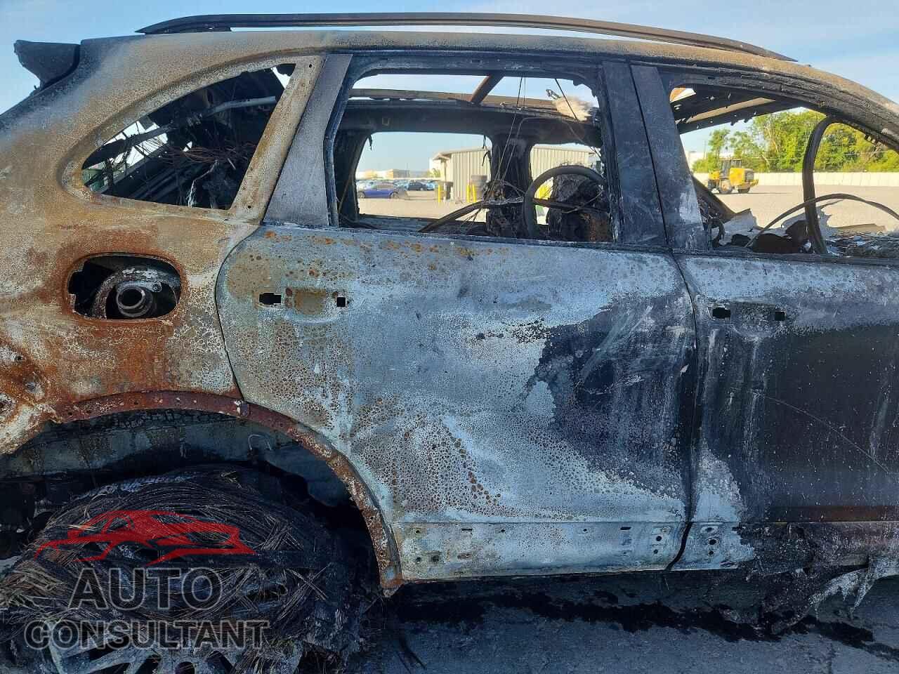 PORSCHE CAYENNE 2017 - WP1AA2A23HKA92149