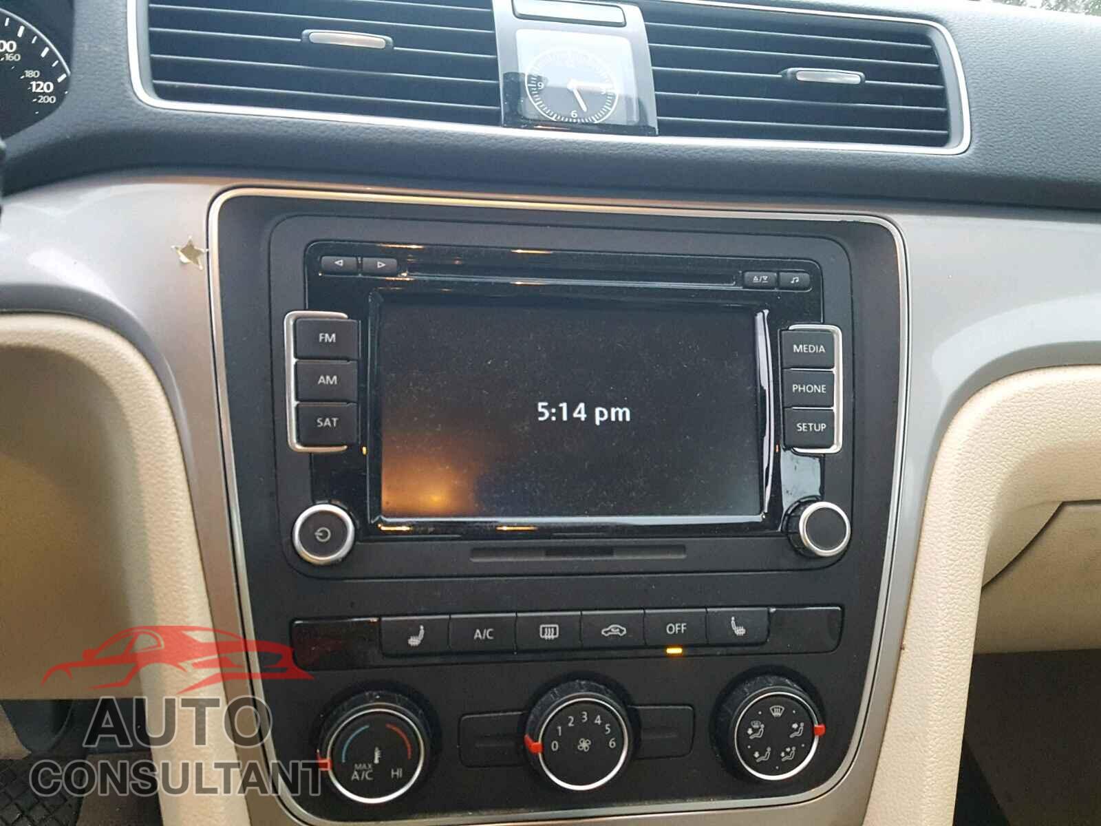 VOLKSWAGEN PASSAT 2015 - 1VWAT7A38FC044197