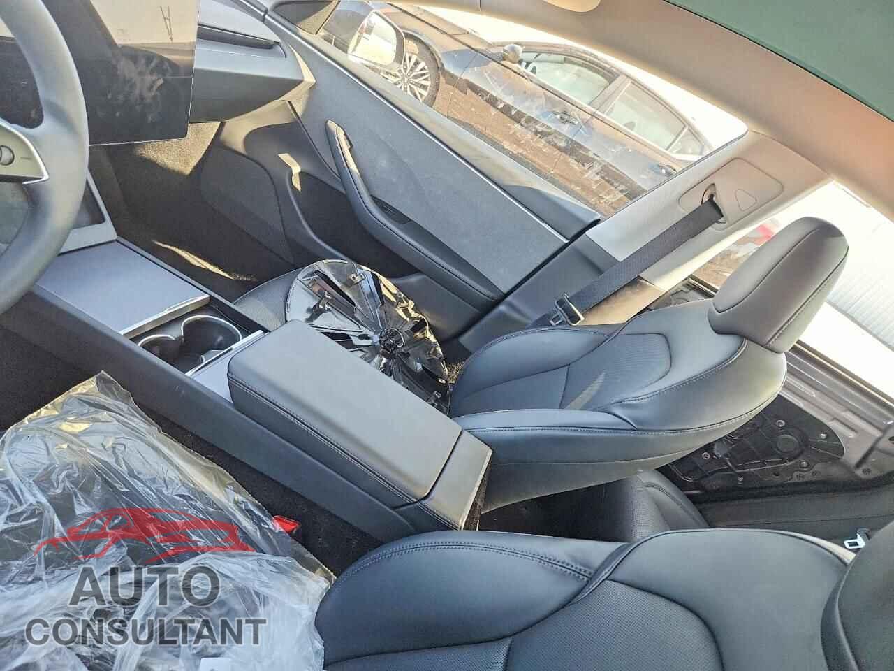 TESLA MODEL 3 2024 - 5YJ3E1EA0RF868715