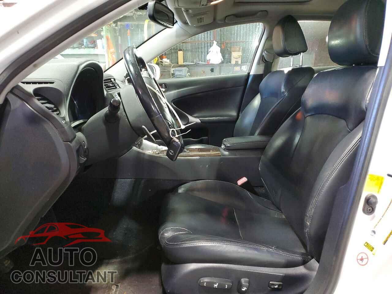 LEXUS IS 2011 - JTHCF5C21B5050044
