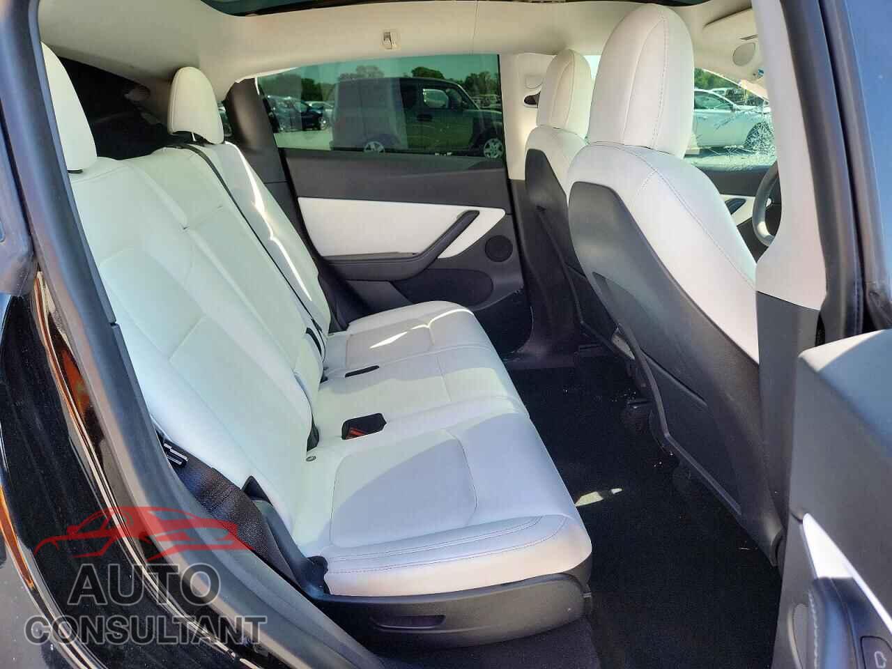TESLA MODEL Y 2021 - 5YJYGAEE0MF202403