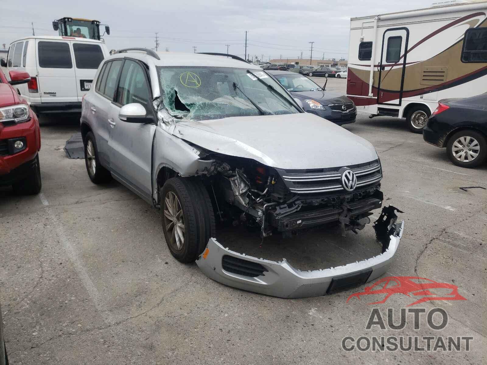 VOLKSWAGEN TIGUAN 2017 - WVGAV7AX5HK047126