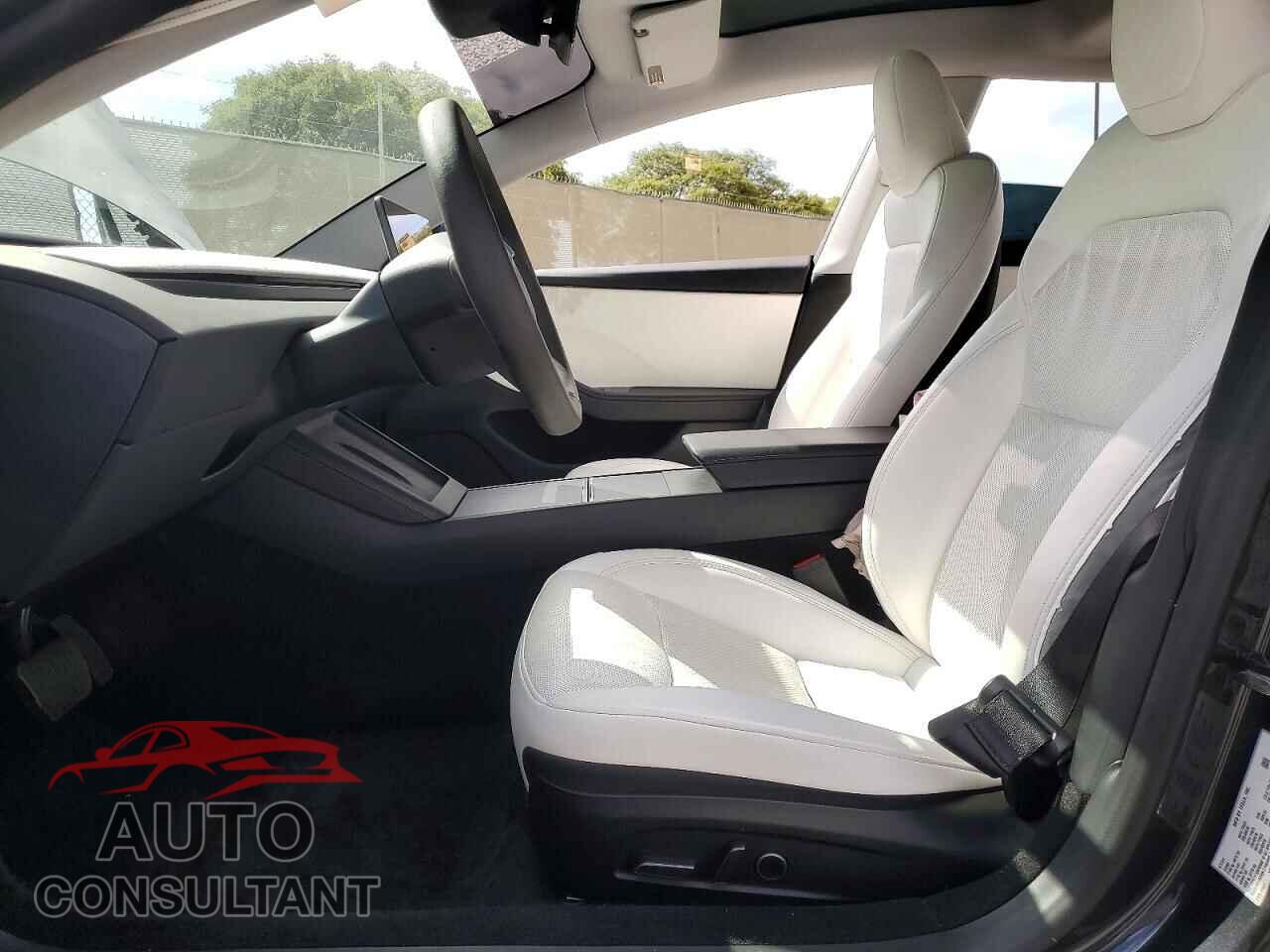 TESLA MODEL 3 2024 - 5YJ3E1EA4RF824247