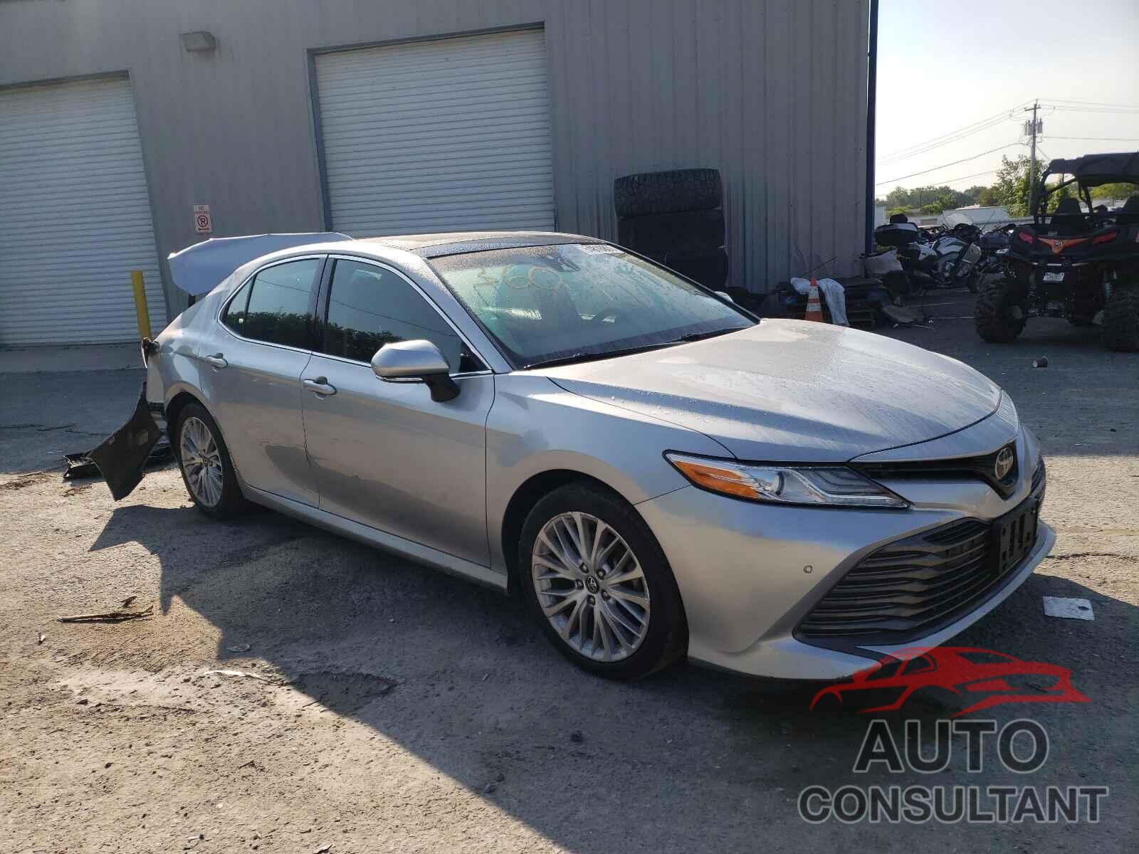 TOYOTA CAMRY 2018 - 4T1B11HK2JU508574