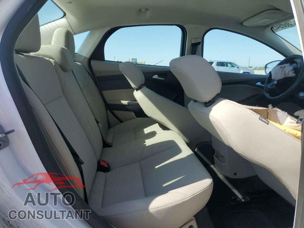 FORD FOCUS 2017 - 1FADP3F28HL202219