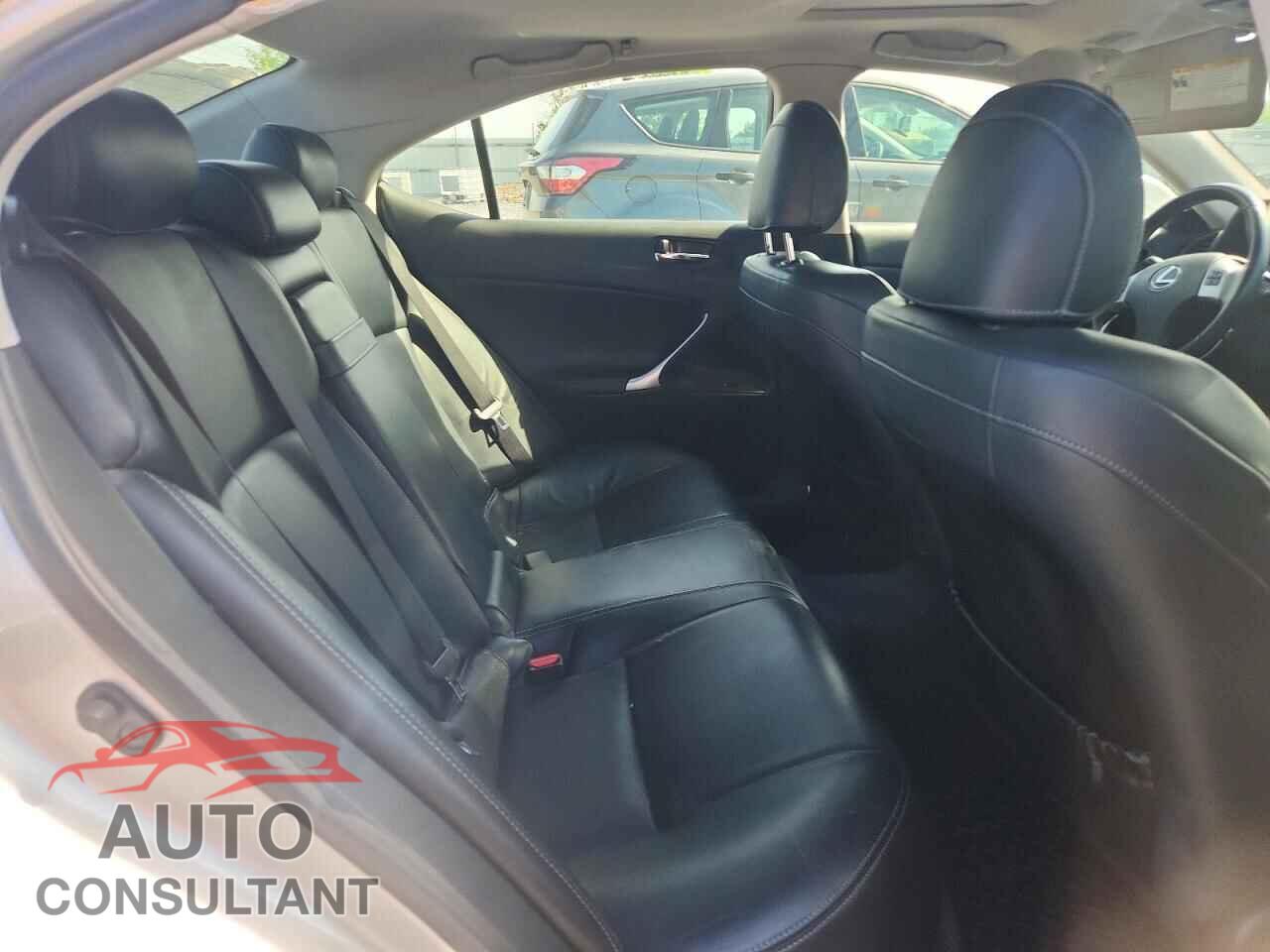 LEXUS IS 2011 - JTHCF5C26B5050427