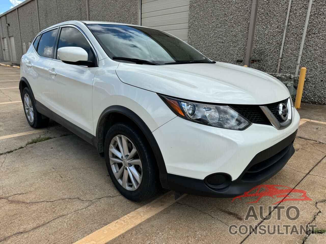 NISSAN ROGUE 2017 - JN1BJ1CR8HW110120
