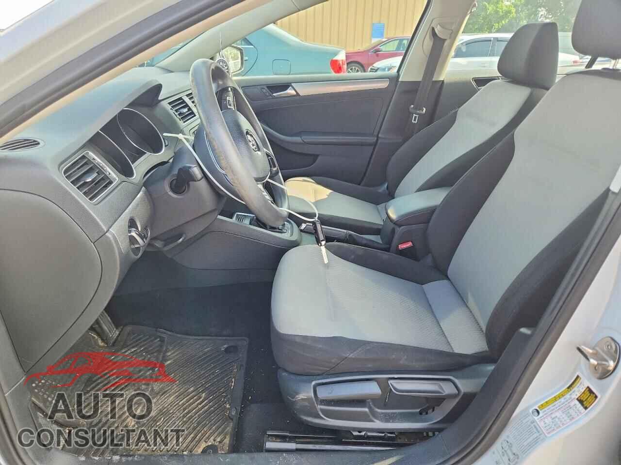 VOLKSWAGEN JETTA 2017 - 3VW2B7AJ1HM258567