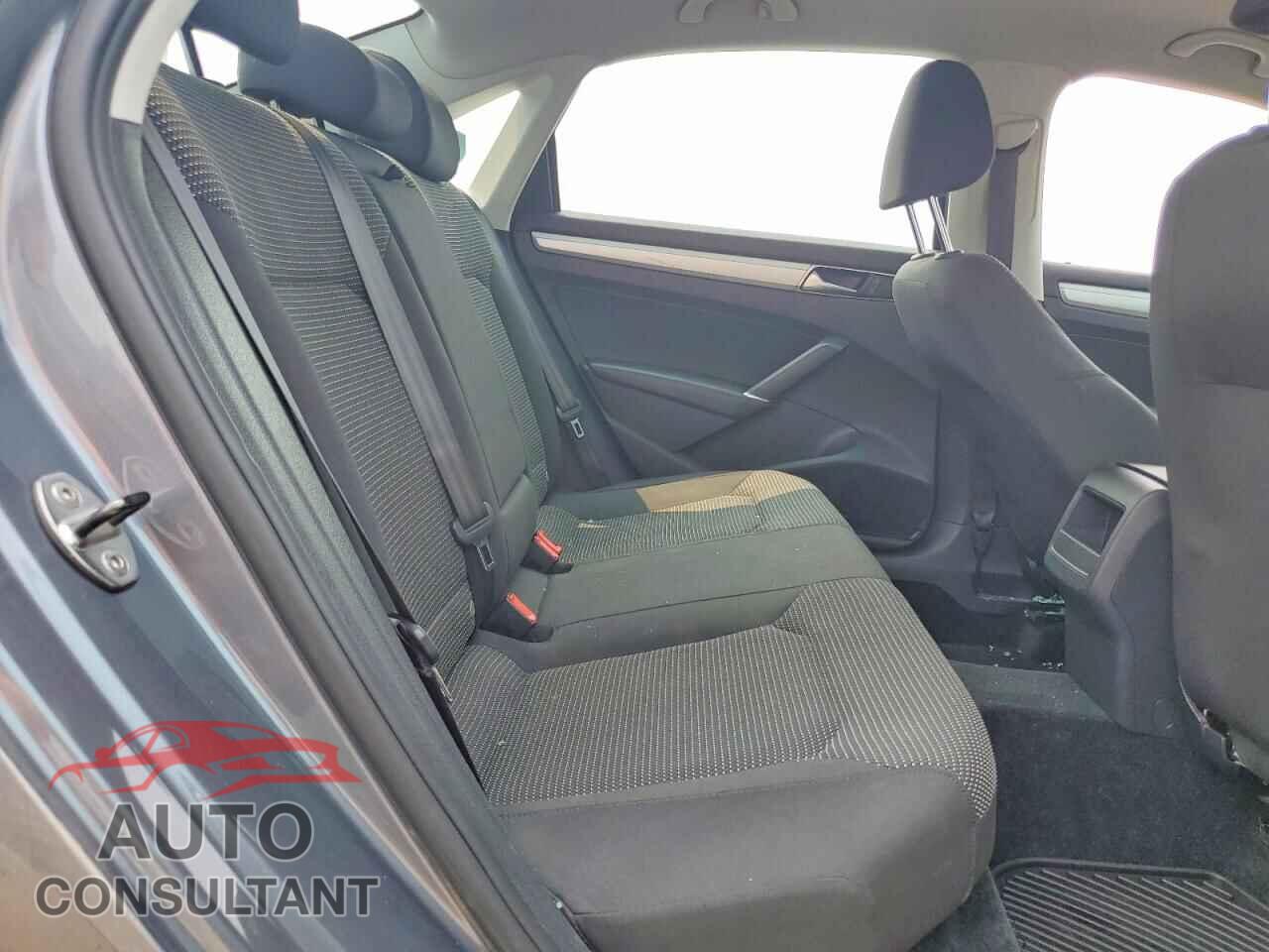 VOLKSWAGEN PASSAT 2017 - 1VWAT7A36HC032147