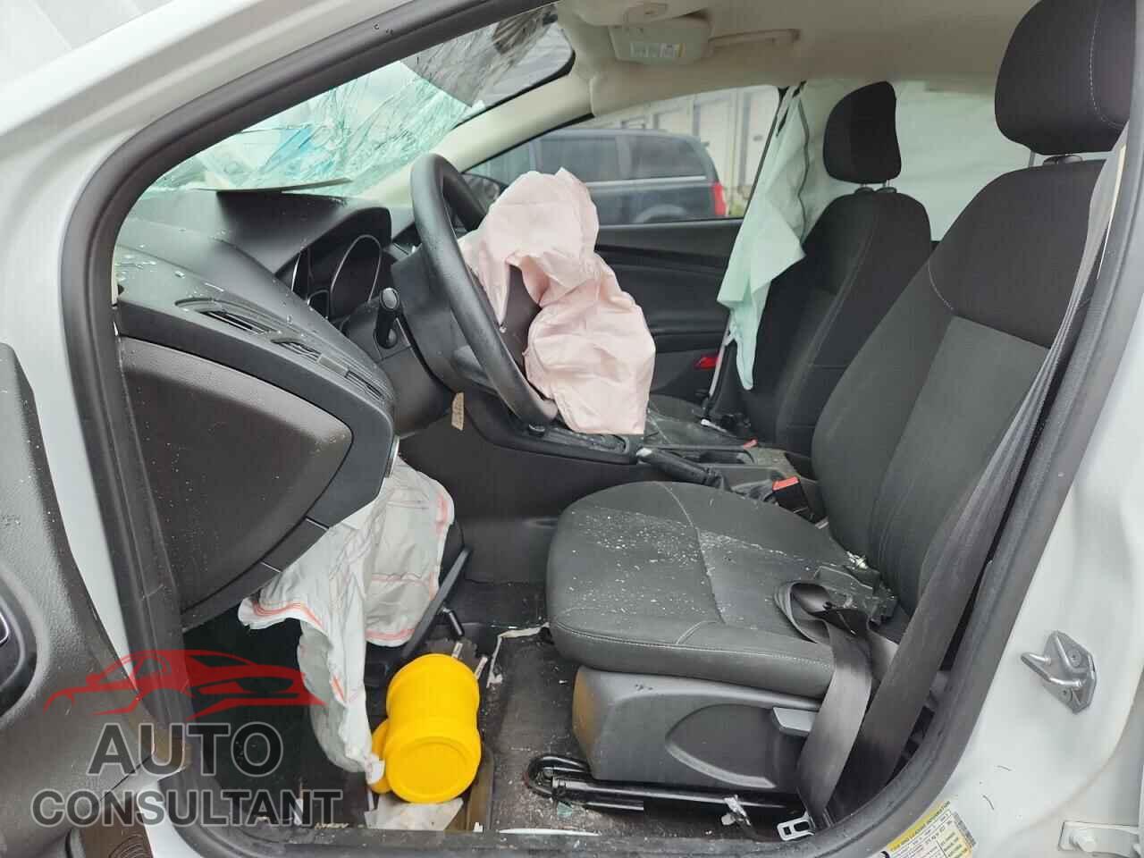 FORD FOCUS 2015 - 1FADP3E23FL305420