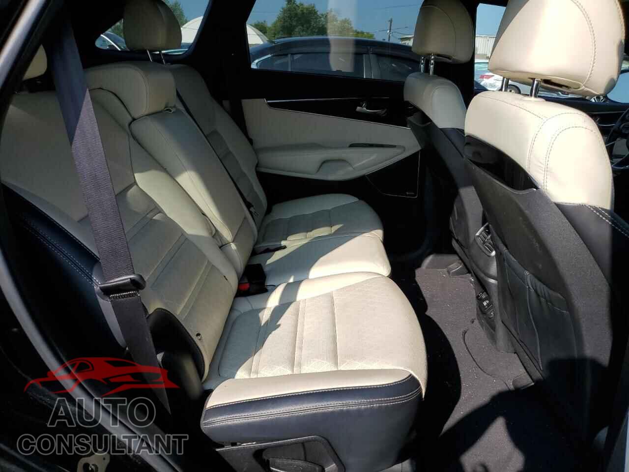KIA SORENTO 2017 - 5XYPKDA54HG305145